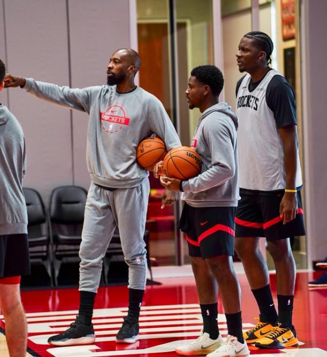 戴维森签约!火箭15人豪阵上线,乌度卡可组3套阵容?过首轮稳了